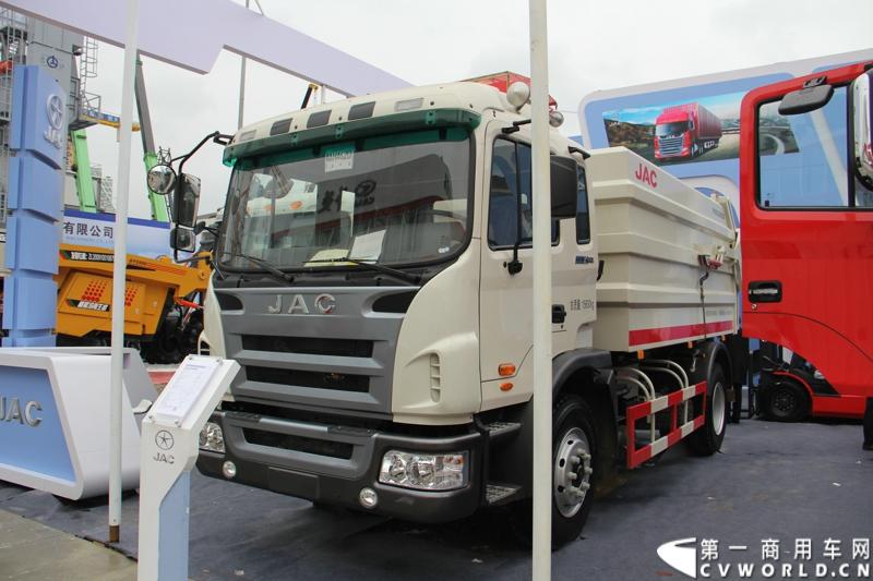 2014年11月25日，2014中国国际工程机械、建材机械、工程车辆及设备博览会（上海宝马展）在上海浦东新国际博览中心隆重开幕。图为江淮HFC5160ZLJZ 