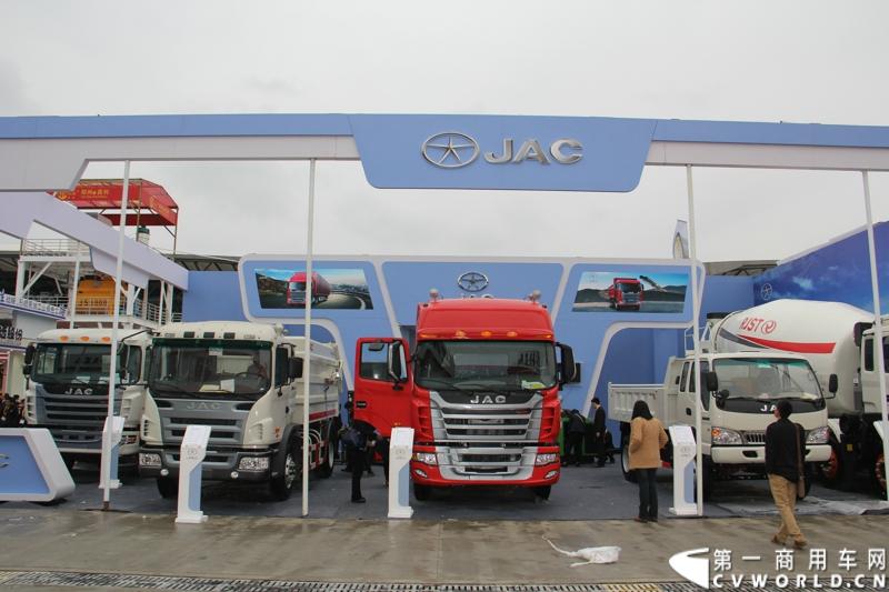 2014年11月25日，2014中国国际工程机械、建材机械、工程车辆及设备博览会（上海宝马展）在上海浦东新国际博览中心隆重开幕。图为江淮汽车展台