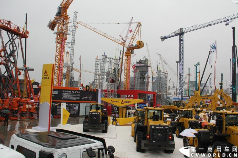 2014年11月25日，2014中国国际工程机械、建材机械、工程车辆及设备博览会（上海宝马展）在上海浦东新国际博览中心隆重开幕。图为上海宝马展现场 