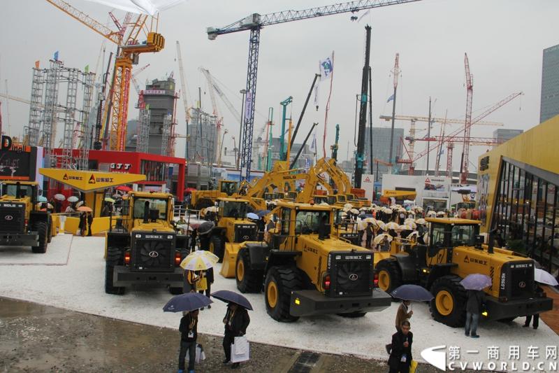 2014年11月25日，2014中国国际工程机械、建材机械、工程车辆及设备博览会（上海宝马展）在上海浦东新国际博览中心隆重开幕。图为上海宝马展现场 