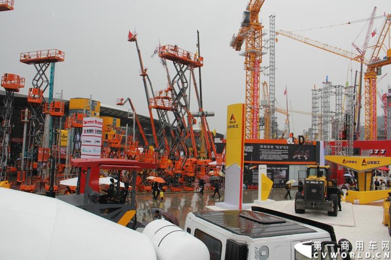 2014年11月25日，2014中国国际工程机械、建材机械、工程车辆及设备博览会（上海宝马展）在上海浦东新国际博览中心隆重开幕。图为上海宝马展现场 