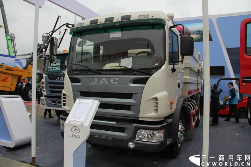 2014年11月25日，2014中国国际工程机械、建材机械、工程车辆及设备博览会（上海宝马展）在上海浦东新国际博览中心隆重开幕。图为江淮HFC5160ZLJZ 