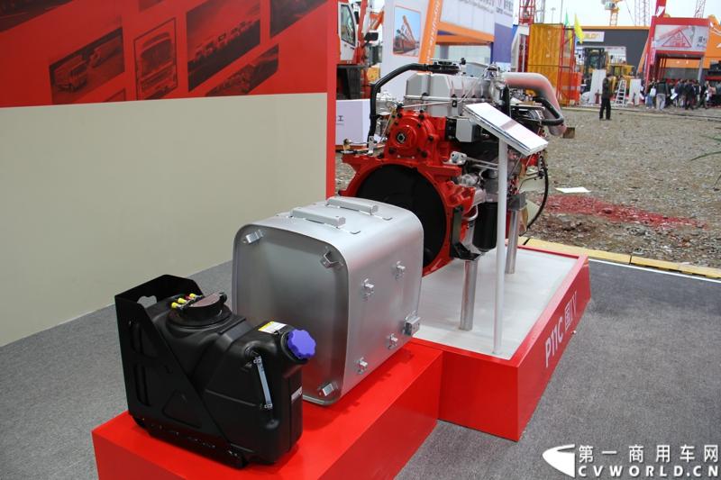 2014年11月25日，2014中国国际工程机械、建材机械、工程车辆及设备博览会（上海宝马展）在上海浦东新国际博览中心隆重开幕。图为上海日野P11C重型国四柴油发动机 