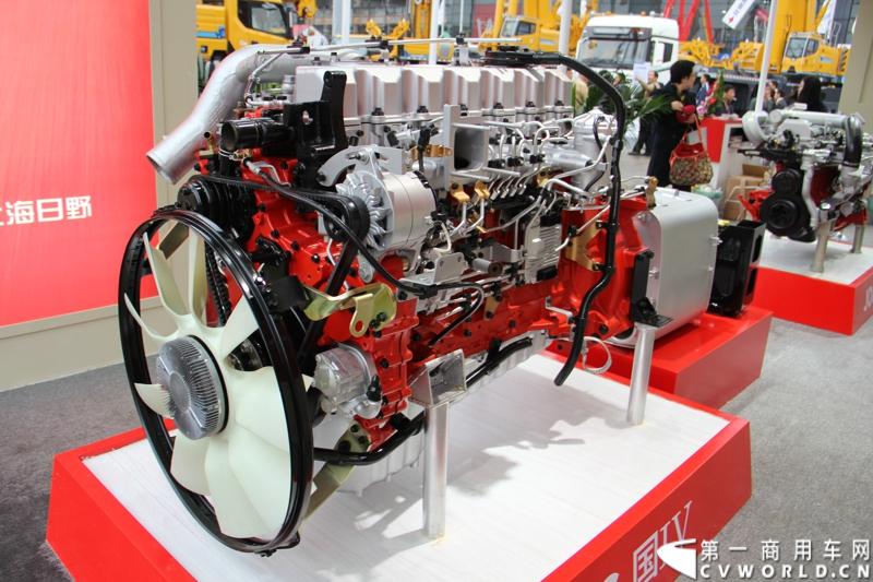 2014年11月25日，2014中国国际工程机械、建材机械、工程车辆及设备博览会（上海宝马展）在上海浦东新国际博览中心隆重开幕。图为上海日野P11C重型国四柴油发动机 