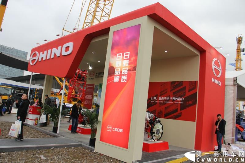 2014年11月25日，2014中国国际工程机械、建材机械、工程车辆及设备博览会（上海宝马展）在上海浦东新国际博览中心隆重开幕。图为上海日野发动机展台 
