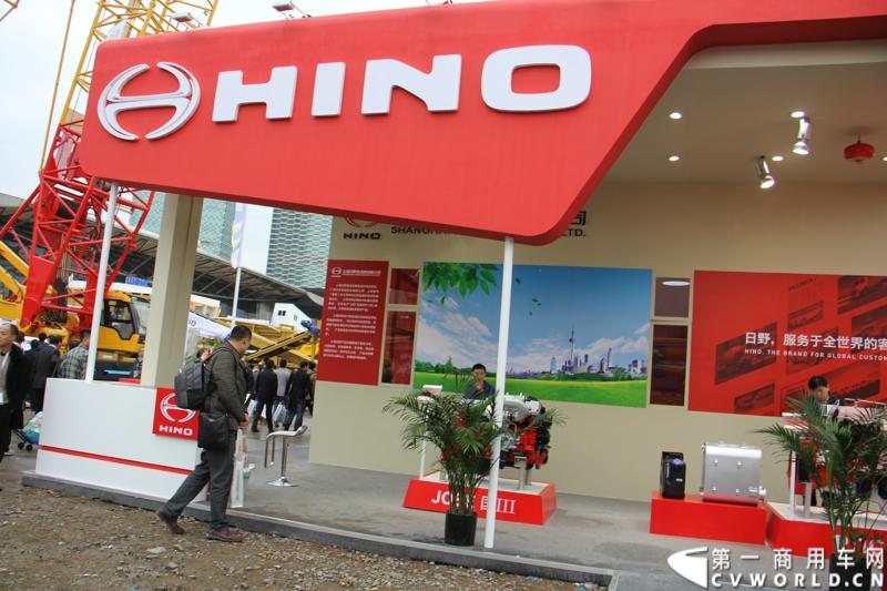 2014年11月25日，2014中国国际工程机械、建材机械、工程车辆及设备博览会（上海宝马展）在上海浦东新国际博览中心隆重开幕。图为上海日野发动机展台 