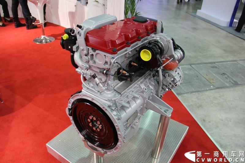 2014年11月25日，2014中国国际工程机械、建材机械、工程车辆及设备博览会（上海宝马展）在上海浦东新国际博览中心隆重开幕。图为斯太尔动力M14 UI小排量柴油发动机，排量2.1L
