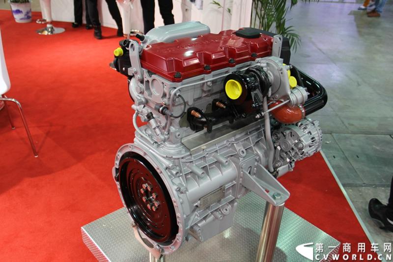 2014年11月25日，2014中国国际工程机械、建材机械、工程车辆及设备博览会（上海宝马展）在上海浦东新国际博览中心隆重开幕。图为斯太尔动力M14 UI小排量柴油发动机，排量2.1L