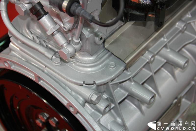 2014年11月25日，2014中国国际工程机械、建材机械、工程车辆及设备博览会（上海宝马展）在上海浦东新国际博览中心隆重开幕。图为斯太尔动力M14 UI小排量柴油发动机，排量2.1L