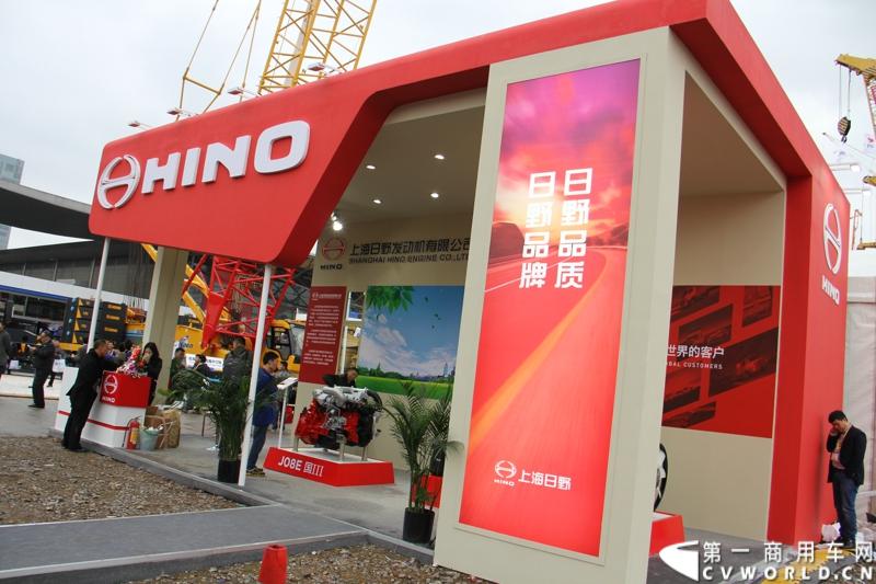 2014年11月25日，2014中国国际工程机械、建材机械、工程车辆及设备博览会（上海宝马展）在上海浦东新国际博览中心隆重开幕。图为上海日野发动机展台 