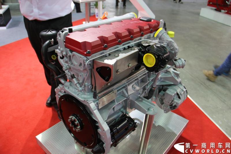 2014年11月25日，2014中国国际工程机械、建材机械、工程车辆及设备博览会（上海宝马展）在上海浦东新国际博览中心隆重开幕。图为斯太尔动力M16 UI小排量发动机，3.2L排量