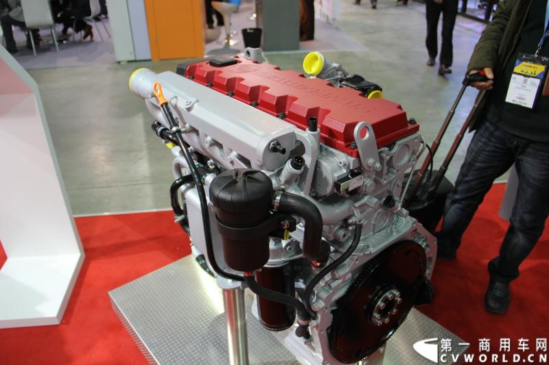 2014年11月25日，2014中国国际工程机械、建材机械、工程车辆及设备博览会（上海宝马展）在上海浦东新国际博览中心隆重开幕。图为斯太尔动力M16 UI小排量发动机，3.2L排量