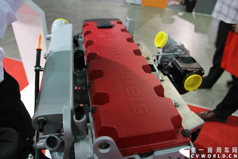 2014年11月25日，2014中国国际工程机械、建材机械、工程车辆及设备博览会（上海宝马展）在上海浦东新国际博览中心隆重开幕。图为斯太尔动力M16 UI小排量发动机，3.2L排量