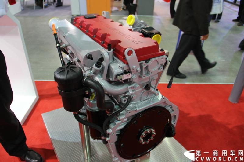 2014年11月25日，2014中国国际工程机械、建材机械、工程车辆及设备博览会（上海宝马展）在上海浦东新国际博览中心隆重开幕。图为斯太尔动力M16 UI小排量发动机，3.2L排量