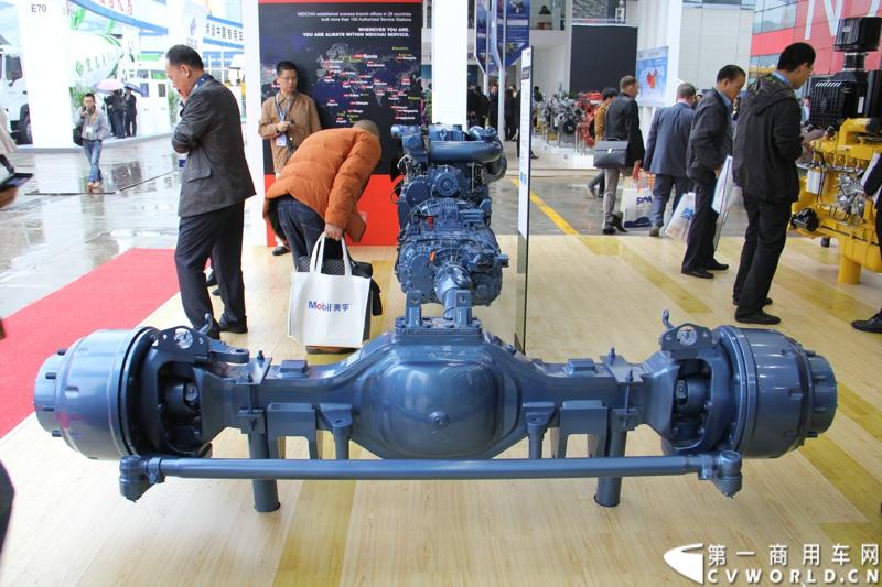 2014年11月25日，2014中国国际工程机械、建材机械、工程车辆及设备博览会（上海宝马展）在上海浦东新国际博览中心隆重开幕。图为潍柴黄金动力链 
