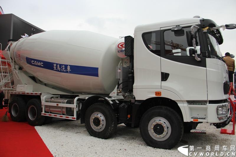 2014年11月25日，2014中国国际工程机械、建材机械、工程车辆及设备博览会（上海宝马展）在上海浦东新国际博览中心隆重开幕。图为星凯马底盘改装的搅拌车，380马力