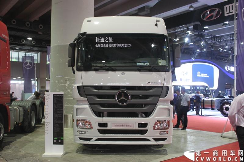 2014年11月20日-23日, 2014广州国际商用车展在广州琶洲中国进出口商品交易会展馆B区举行。奔驰带来了最近比较热门的Actros低底盘牵引车和奔驰Actros改装车等产品。图为Actros 1841 LSNR 4X2低底盘牵引车 
