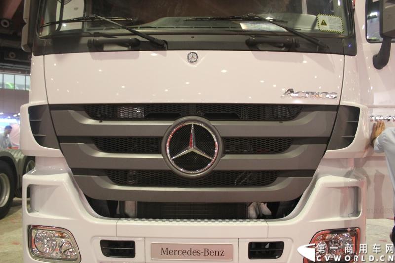2014年11月20日-23日, 2014广州国际商用车展在广州琶洲中国进出口商品交易会展馆B区举行。奔驰带来了最近比较热门的Actros低底盘牵引车和奔驰Actros改装车等产品。图为Actros 1841 LSNR 4X2低底盘牵引车 