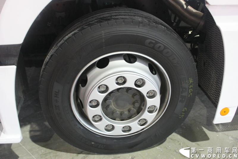 2014年11月20日-23日, 2014广州国际商用车展在广州琶洲中国进出口商品交易会展馆B区举行。奔驰带来了最近比较热门的Actros低底盘牵引车和奔驰Actros改装车等产品。图为Actros 1841 LSNR 4X2低底盘牵引车 