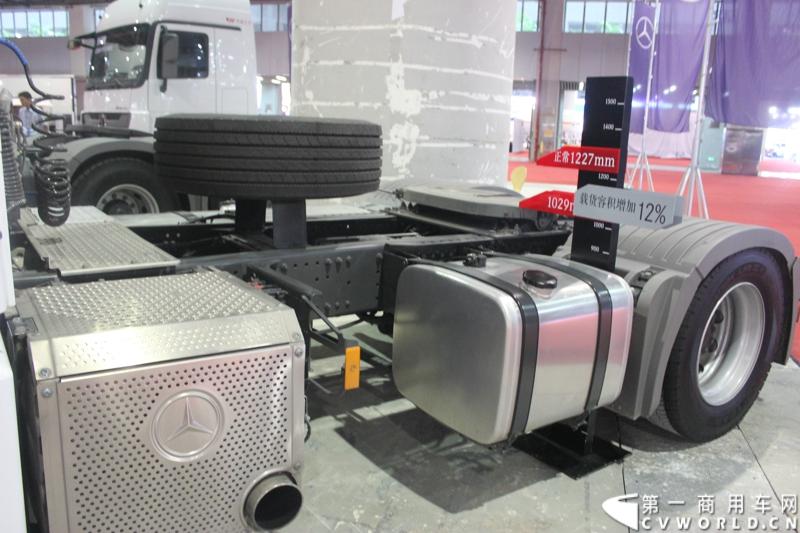 2014年11月20日-23日, 2014广州国际商用车展在广州琶洲中国进出口商品交易会展馆B区举行。奔驰带来了最近比较热门的Actros低底盘牵引车和奔驰Actros改装车等产品。图为Actros 1841 LSNR 4X2低底盘牵引车 