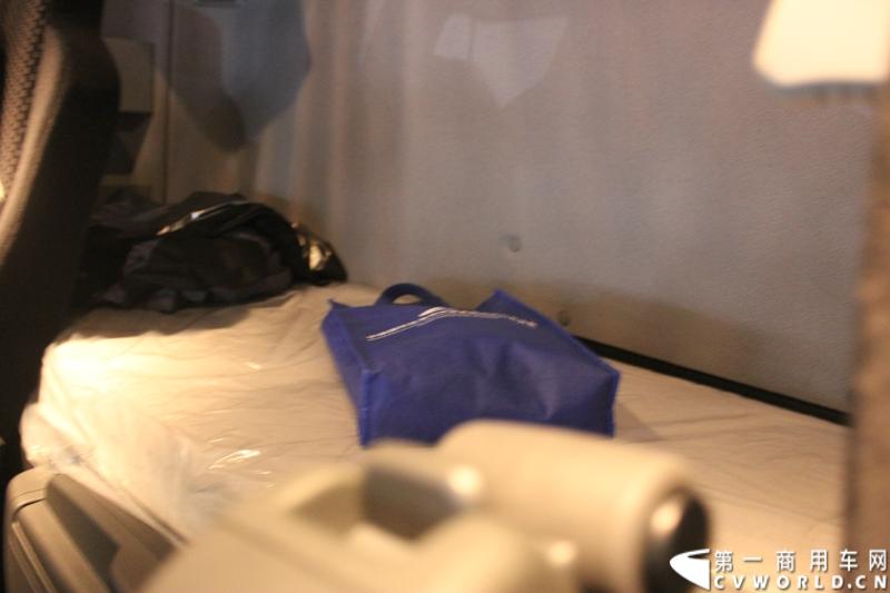 2014年11月20日-23日, 2014广州国际商用车展在广州琶洲中国进出口商品交易会展馆B区举行。奔驰带来了最近比较热门的Actros低底盘牵引车和奔驰Actros改装车等产品。图为Actros 1841 LSNR 4X2低底盘牵引车 