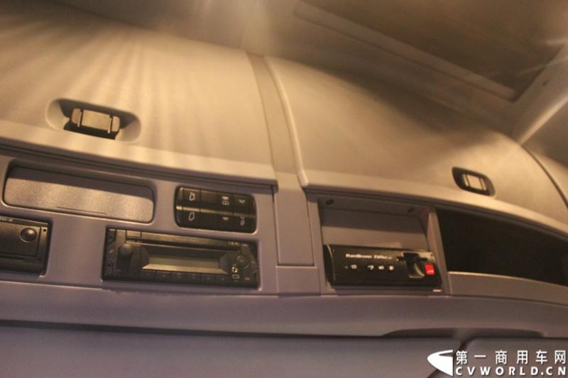 2014年11月20日-23日, 2014广州国际商用车展在广州琶洲中国进出口商品交易会展馆B区举行。奔驰带来了最近比较热门的Actros低底盘牵引车和奔驰Actros改装车等产品。图为Actros 1841 LSNR 4X2低底盘牵引车 