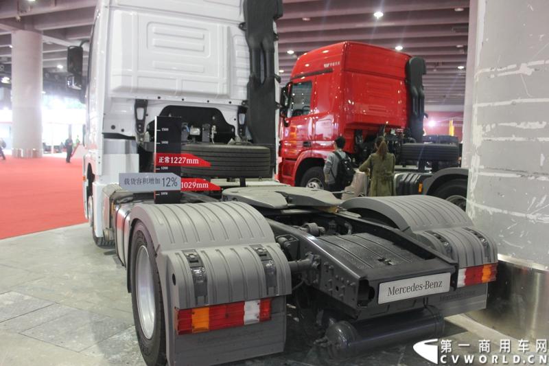 2014年11月20日-23日, 2014广州国际商用车展在广州琶洲中国进出口商品交易会展馆B区举行。奔驰带来了最近比较热门的Actros低底盘牵引车和奔驰Actros改装车等产品。图为Actros 1841 LSNR 4X2低底盘牵引车 