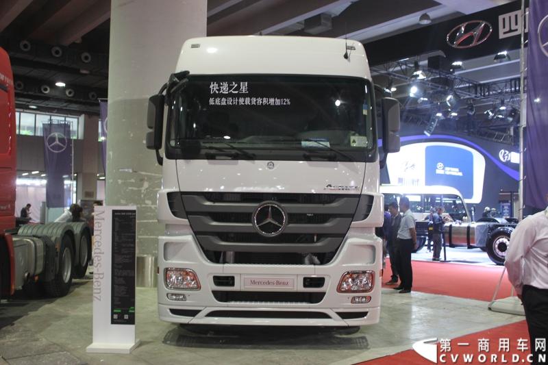 2014年11月20日-23日, 2014广州国际商用车展在广州琶洲中国进出口商品交易会展馆B区举行。奔驰带来了最近比较热门的Actros低底盘牵引车和奔驰Actros改装车等产品。图为Actros 1841 LSNR 4X2低底盘牵引车 