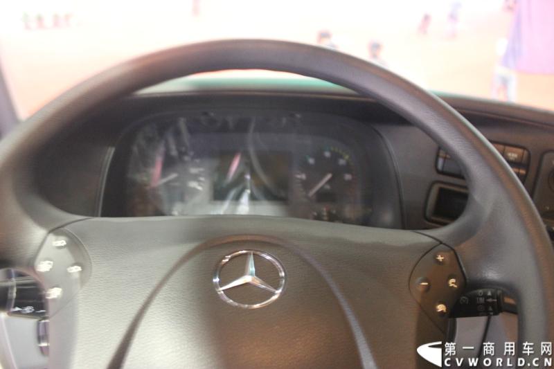 2014年11月20日-23日, 2014广州国际商用车展在广州琶洲中国进出口商品交易会展馆B区举行。奔驰带来了最近比较热门的Actros低底盘牵引车和奔驰Actros改装车等产品。图为Actros 1841 LSNR 4X2低底盘牵引车 