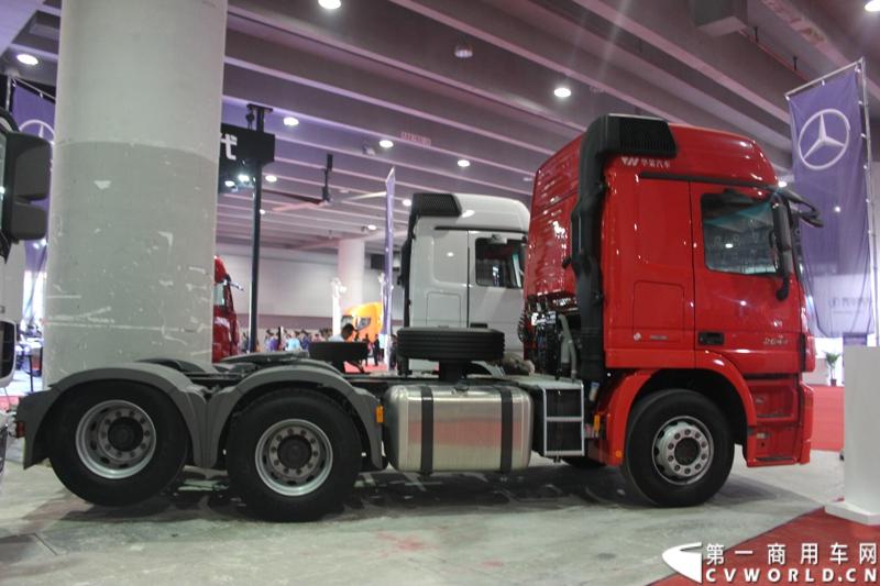 2014年11月20日-23日, 2014广州国际商用车展在广州琶洲中国进出口商品交易会展馆B区举行。奔驰带来了最近比较热门的Actros低底盘牵引车和奔驰Actros改装车等产品。图为Actros 2644 LS 6X2牵引车 