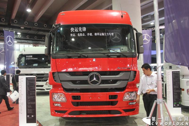 2014年11月20日-23日, 2014广州国际商用车展在广州琶洲中国进出口商品交易会展馆B区举行。奔驰带来了最近比较热门的Actros低底盘牵引车和奔驰Actros改装车等产品。图为Actros 2644 LS 6X2牵引车 