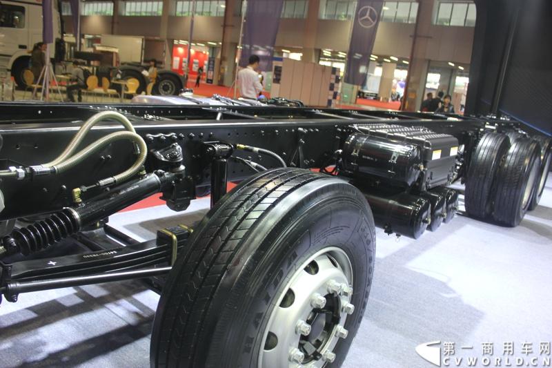 2014年11月20日-23日, 2014广州国际商用车展在广州琶洲中国进出口商品交易会展馆B区举行。奔驰带来了最近比较热门的Actros低底盘牵引车和奔驰Actros改装车等产品。图为Actros 2644 LS 6X2牵引车 
