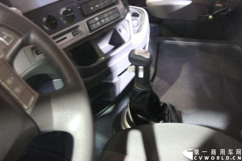 2014年11月20日-23日, 2014广州国际商用车展在广州琶洲中国进出口商品交易会展馆B区举行。奔驰带来了最近比较热门的Actros低底盘牵引车和奔驰Actros改装车等产品。图为Actros 2644 LS 6X2牵引车 