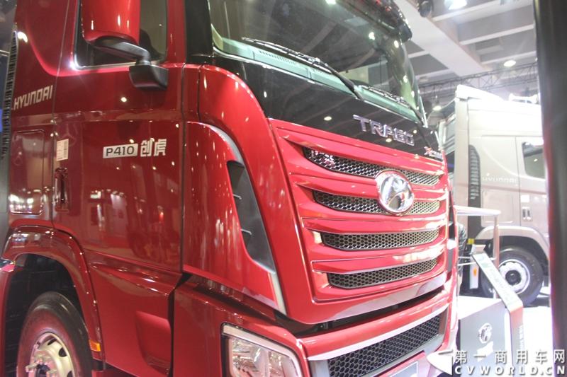 2014年11月20日-23日, 2014广州国际商用车展在广州琶洲中国进出口商品交易会展馆B区举行。奔驰带来了最近比较热门的Actros低底盘牵引车和奔驰Actros改装车等产品。图为Actros 2644 LS 6X2牵引车 