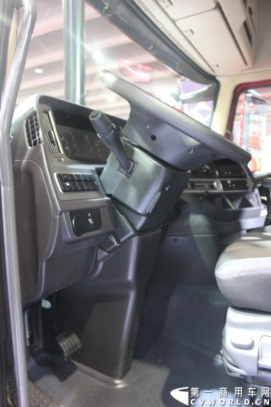 2014年11月20日-23日, 2014广州国际商用车展在广州琶洲中国进出口商品交易会展馆B区举行。奔驰带来了最近比较热门的Actros低底盘牵引车和奔驰Actros改装车等产品。图为Actros 2644 LS 6X2牵引车 