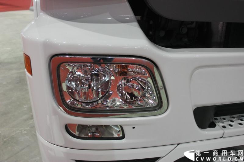 2014年11月20日-23日, 2014广州国际商用车展在广州琶洲中国进出口商品交易会展馆B区举行。奔驰带来了最近比较热门的Actros低底盘牵引车和奔驰Actros改装车等产品。图为Actros 2646 LS 6X2牵引车