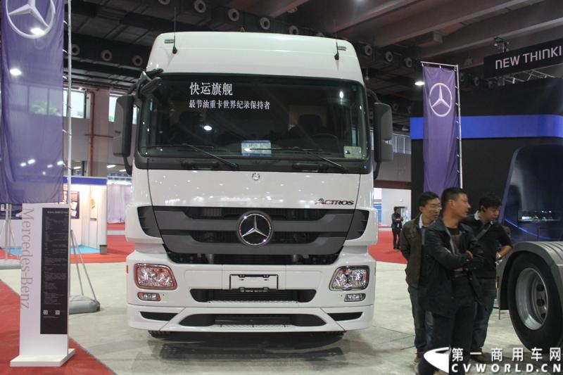 2014年11月20日-23日, 2014广州国际商用车展在广州琶洲中国进出口商品交易会展馆B区举行。奔驰带来了最近比较热门的Actros低底盘牵引车和奔驰Actros改装车等产品。图为Actros 2646 LS 6X2牵引车