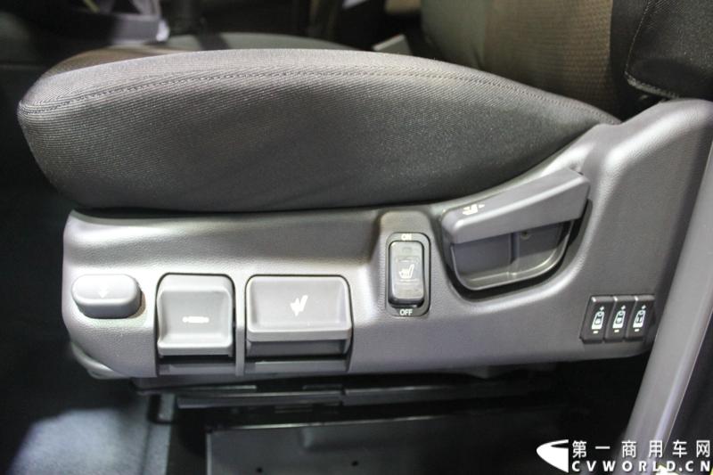 2014年11月20日-23日, 2014广州国际商用车展在广州琶洲中国进出口商品交易会展馆B区举行。奔驰带来了最近比较热门的Actros低底盘牵引车和奔驰Actros改装车等产品。图为Actros 2644 LS 6X2牵引车 