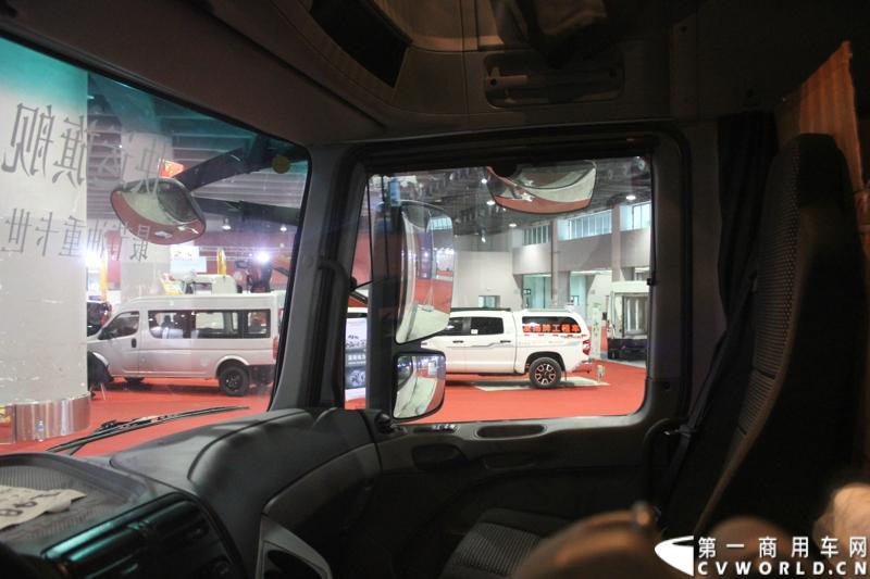 2014年11月20日-23日, 2014广州国际商用车展在广州琶洲中国进出口商品交易会展馆B区举行。奔驰带来了最近比较热门的Actros低底盘牵引车和奔驰Actros改装车等产品。图为Actros 2646 LS 6X2牵引车