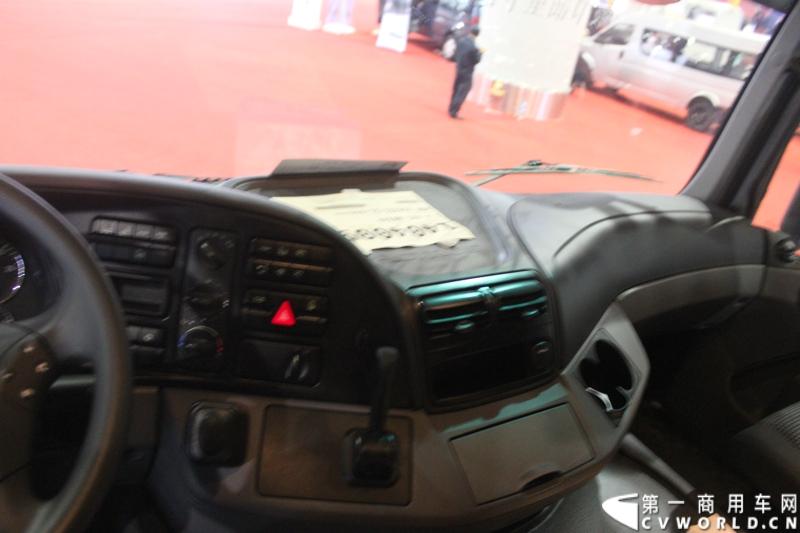 2014年11月20日-23日, 2014广州国际商用车展在广州琶洲中国进出口商品交易会展馆B区举行。奔驰带来了最近比较热门的Actros低底盘牵引车和奔驰Actros改装车等产品。图为Actros 2646 LS 6X2牵引车