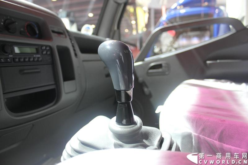 2014年11月20日-23日, 2014广州国际商用车展在广州琶洲中国进出口商品交易会展馆B区举行。福田汽车在广州车展上展出12辆整车和1台发动机，其中参展的4款商用车车型分别为福田奥铃、欧马可、拓陆者皮卡和福田欧辉客车，可谓阵容强大。图为福田奥铃BJ1049V9JD6-AA型载货车