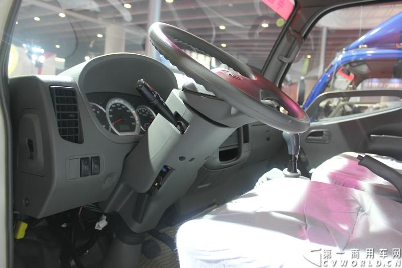 2014年11月20日-23日, 2014广州国际商用车展在广州琶洲中国进出口商品交易会展馆B区举行。福田汽车在广州车展上展出12辆整车和1台发动机，其中参展的4款商用车车型分别为福田奥铃、欧马可、拓陆者皮卡和福田欧辉客车，可谓阵容强大。图为福田奥铃BJ1049V9JD6-AA型载货车