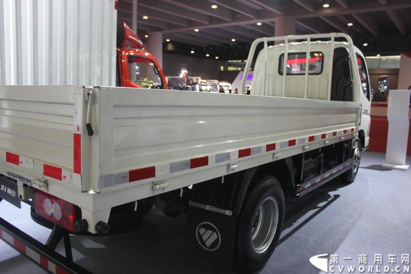 2014年11月20日-23日, 2014广州国际商用车展在广州琶洲中国进出口商品交易会展馆B区举行。福田汽车在广州车展上展出12辆整车和1台发动机，其中参展的4款商用车车型分别为福田奥铃、欧马可、拓陆者皮卡和福田欧辉客车，可谓阵容强大。图为福田奥铃BJ1049V9JD6-AA型载货车