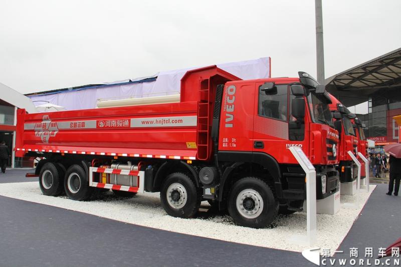 2014年11月25日，2014中国国际工程机械、建材机械、工程车辆及设备博览会（上海宝马展）在上海浦东新国际博览中心隆重开幕。图为红岩杰狮310马力国四自卸车CQ3315HMG366B 