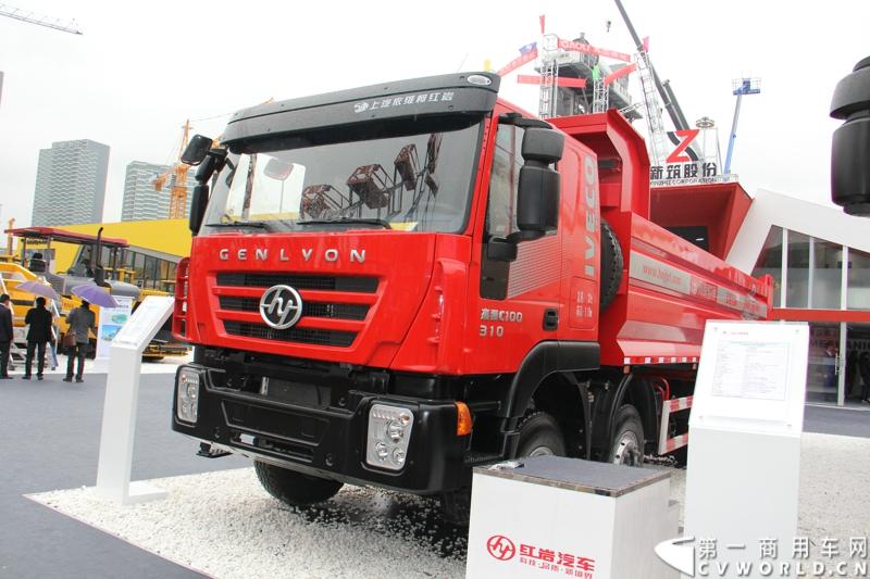 2014年11月25日，2014中国国际工程机械、建材机械、工程车辆及设备博览会（上海宝马展）在上海浦东新国际博览中心隆重开幕。图为红岩杰狮310马力国四自卸车CQ3315HMG366B 