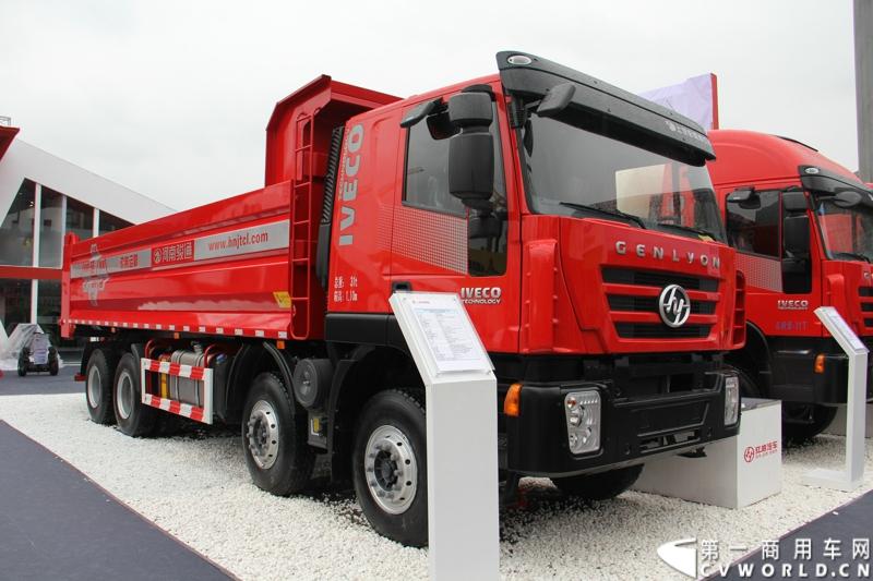 2014年11月25日，2014中国国际工程机械、建材机械、工程车辆及设备博览会（上海宝马展）在上海浦东新国际博览中心隆重开幕。图为红岩杰狮310马力国四自卸车CQ3315HMG366B 