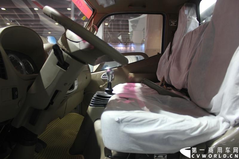 2014年11月20日-23日, 2014广州国际商用车展在广州琶洲中国进出口商品交易会展馆B区举行。福田汽车在广州车展上展出12辆整车和1台发动机，其中参展的4款商用车车型分别为福田奥铃、欧马可、拓陆者皮卡和福田欧辉客车，可谓阵容强大。图为福田奥铃BJ5049XXY-BF型载货车 