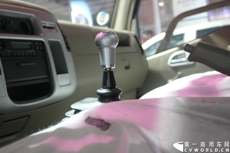 2014年11月20日-23日, 2014广州国际商用车展在广州琶洲中国进出口商品交易会展馆B区举行。福田汽车在广州车展上展出12辆整车和1台发动机，其中参展的4款商用车车型分别为福田奥铃、欧马可、拓陆者皮卡和福田欧辉客车，可谓阵容强大。图为福田奥铃BJ5049XXY-BF型载货车 