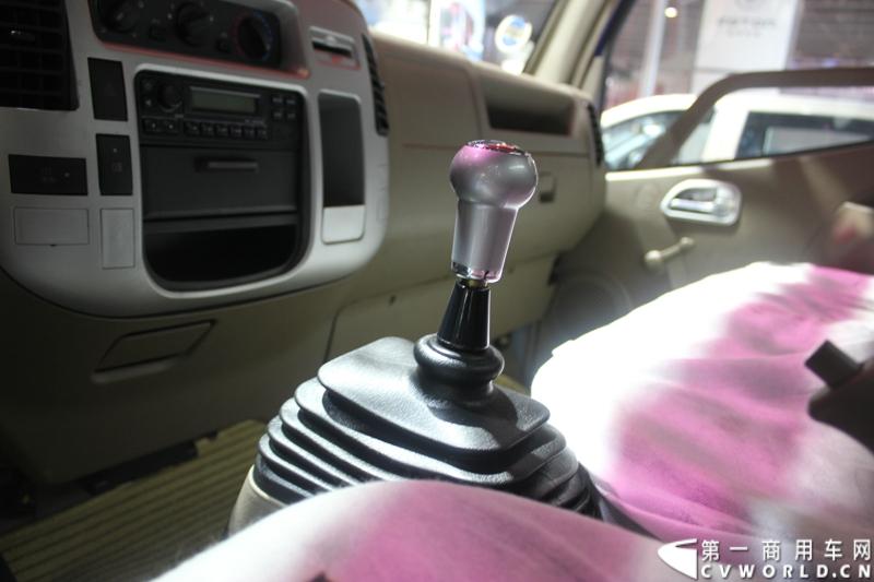 2014年11月20日-23日, 2014广州国际商用车展在广州琶洲中国进出口商品交易会展馆B区举行。福田汽车在广州车展上展出12辆整车和1台发动机，其中参展的4款商用车车型分别为福田奥铃、欧马可、拓陆者皮卡和福田欧辉客车，可谓阵容强大。图为福田奥铃BJ5049XXY-BF型载货车 