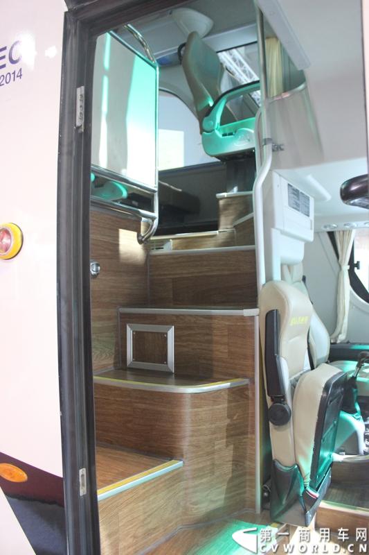 2014年11月20日-23日, 2014广州国际商用车展在广州琶洲中国进出口商品交易会展馆B区举行。福田汽车在广州车展上展出12辆整车和1台发动机，其中参展的4款商用车车型分别为福田奥铃、欧马可、拓陆者皮卡和福田欧辉客车，可谓阵容强大。图为福田欧辉12米豪华公路客车